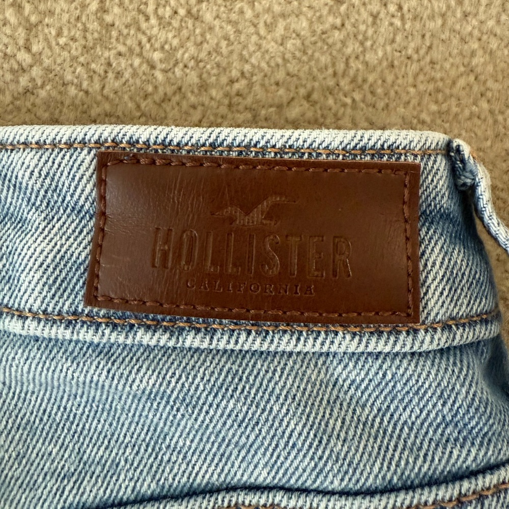 Hollister Ultra High-Rise Light Blue Jeans - Picture 4 of 5